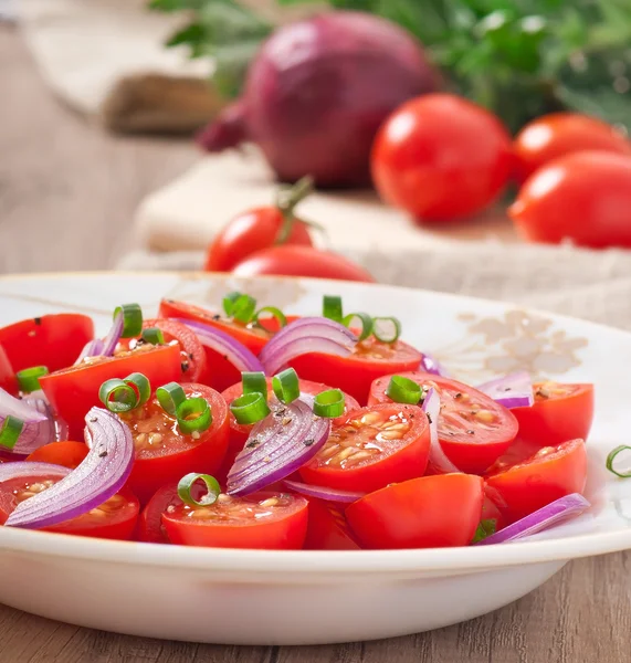 Салат из томатной вишни с черным перцем и луком — стоковое фото
