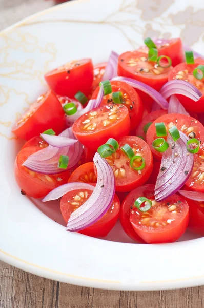 Ensalada de cereza de tomate con pimienta negra y cebolla —  Fotos de Stock