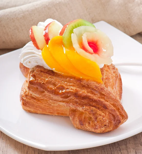 Puff with fruit and whipped cream — Stock Photo, Image