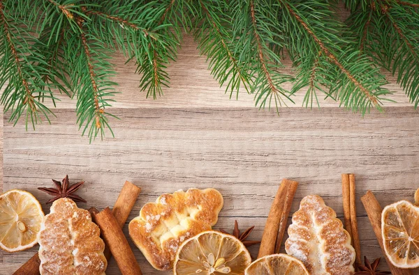 Kerstdecoratie met fir-boom op houten achtergrond — Stockfoto