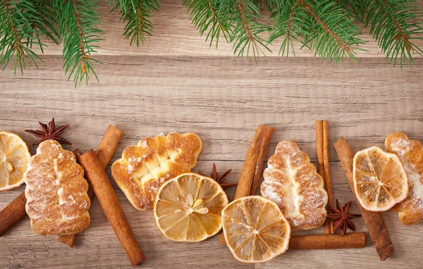 Vánoční dekorace s jedle na dřevěné pozadí — Stock fotografie