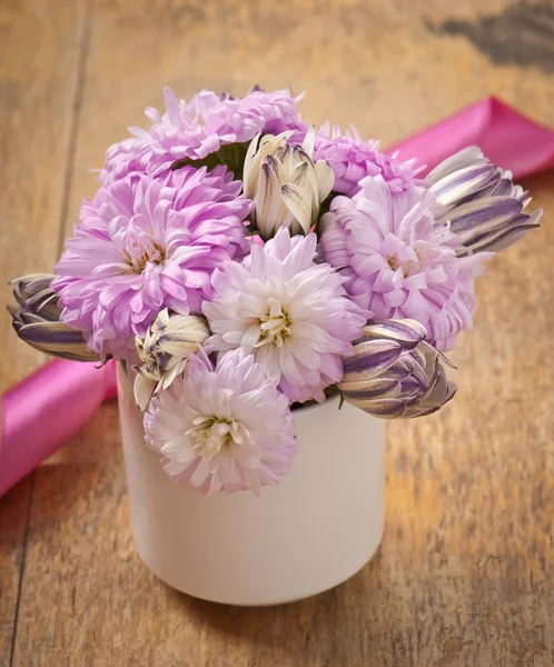 Schöner Aster-Blumenstrauß auf Holztisch — Stockfoto