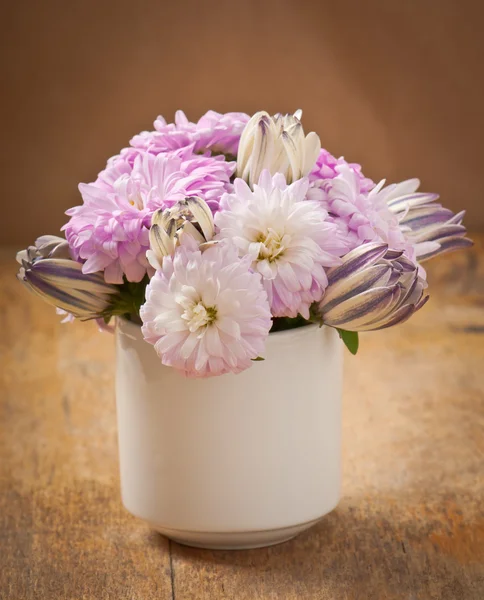 Schöner Aster-Blumenstrauß auf Holztisch — Stockfoto