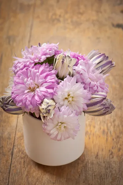 Bellissimo mazzo di fiori aster su tavolo di legno — Foto Stock