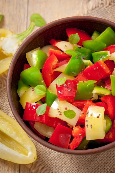 Salat aus süßen bunten Paprika mit Olivenöl — Stockfoto