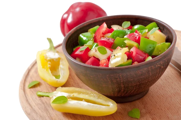 Sallad på söta färgglada paprika med olivolja — Stockfoto