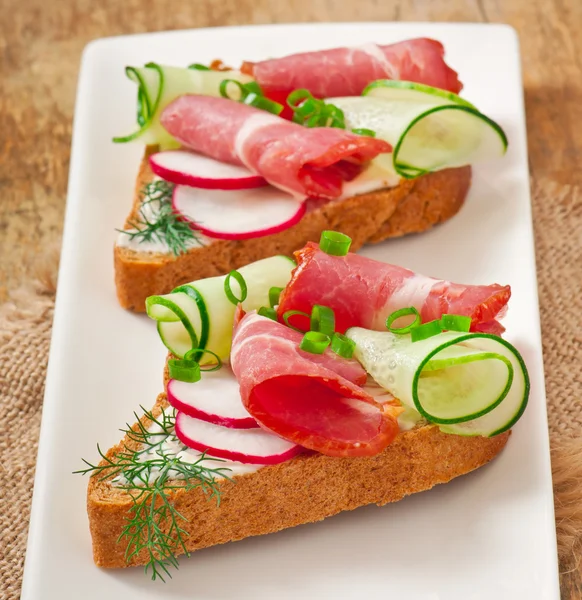 Sandwich with ham, cucumber and radish — Stock Photo, Image