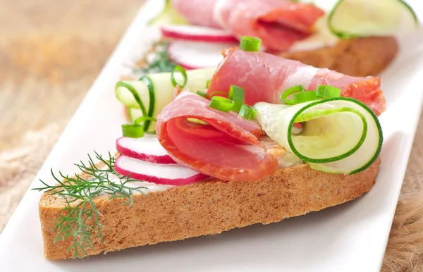 Sanduíche com presunto, pepino e rabanete — Fotografia de Stock