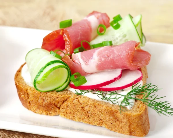 Sanduíche com presunto, pepino e rabanete — Fotografia de Stock