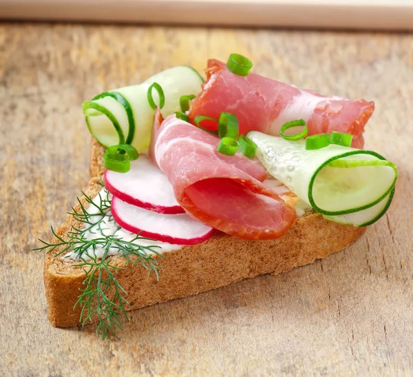 Sandwich cu șuncă, castravete și ridiche — Fotografie, imagine de stoc