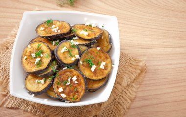 ızgara patlıcan sarımsak ve dereotu ile tabağı