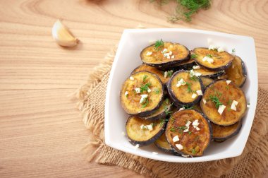 ızgara patlıcan sarımsak ve dereotu ile tabağı