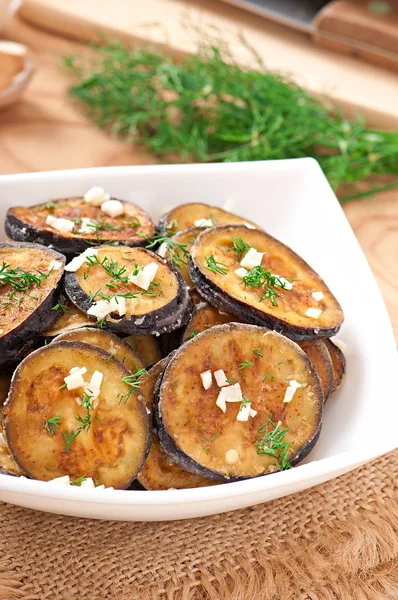 Tallrik med grillad aubergine med vitlök och dill — Stockfoto