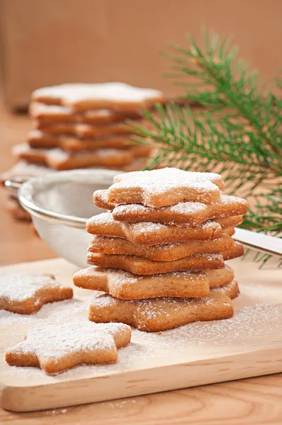 Biscotti di Natale fatti in casa cosparsi di zucchero a velo — Foto Stock