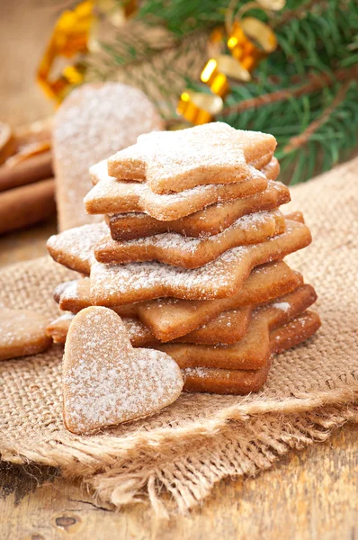 Σπιτικά μπισκότα Χριστουγέννων πασπαλισμένα με ζάχαρη άχνη — Φωτογραφία Αρχείου