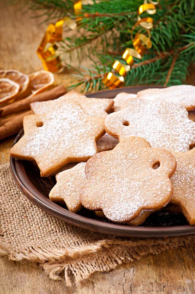 Hausgemachte Weihnachtsplätzchen mit Puderzucker bestreut — Stockfoto