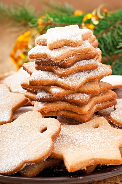 Zelfgemaakte kerstkoekjes bestrooid met poedersuiker — Stockfoto