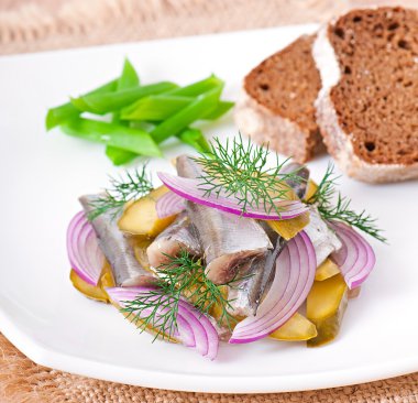 ringa balığı salata salatalık turşusu ve soğan ile