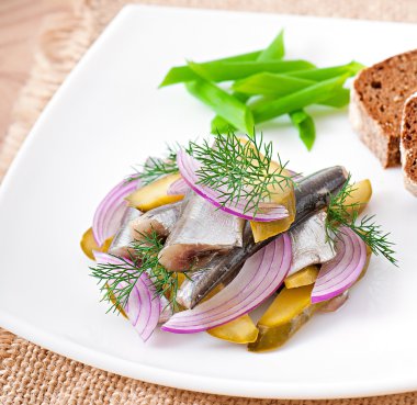 ringa balığı salata salatalık turşusu ve soğan ile