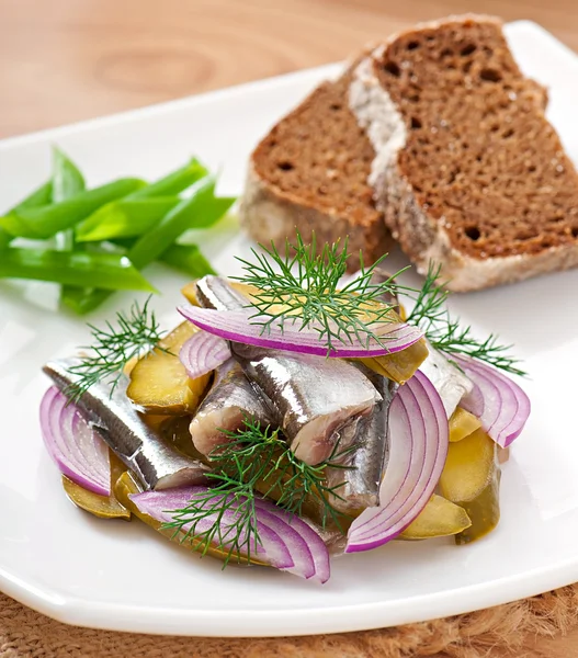 ringa balığı salata salatalık turşusu ve soğan ile