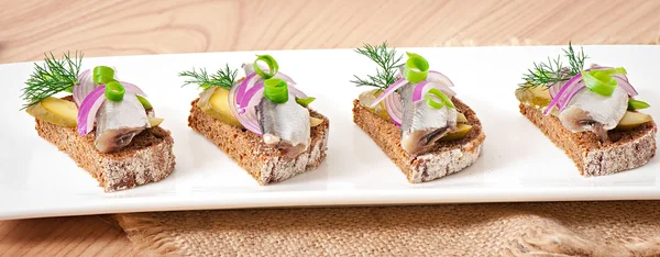 ringa balığı, soğan ve otlar ile çavdar ekmeği sandviç.