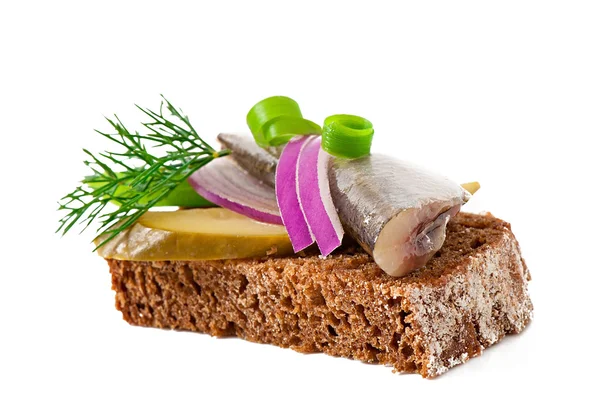Szendvicsek, rozs kenyér, a hering, a hagymát és a gyógynövények. — Stock Fotó