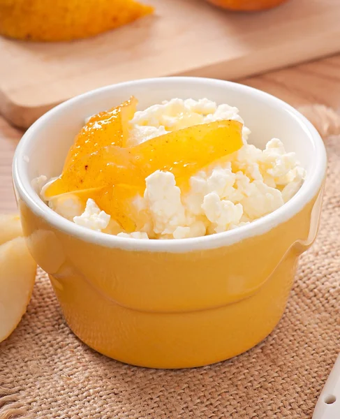 Cottage cheese in bowl with pear jam — Stock Photo, Image