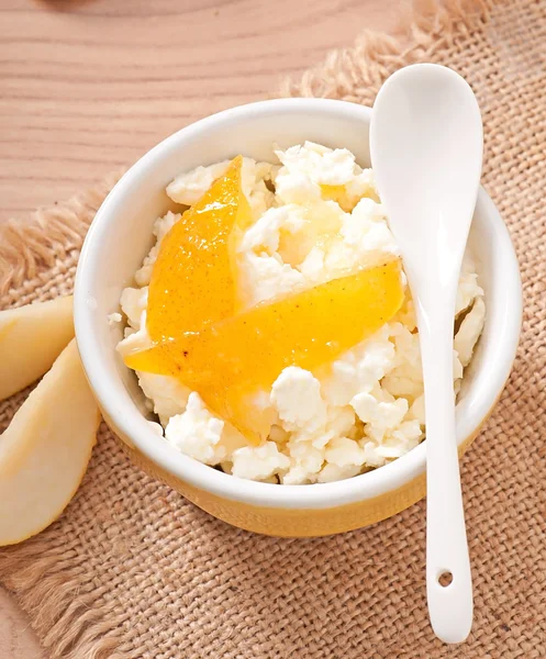 Cottage cheese in bowl with pear jam — Stock Photo, Image