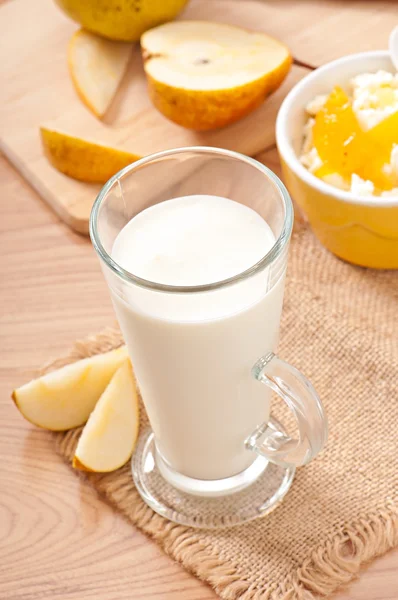 Queso de cabaña en tazón con mermelada de pera y un vaso de leche — Foto de Stock