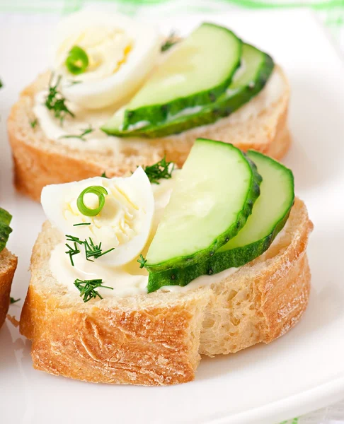 Sandwiches with boiled egg and cucumber — Stock Photo, Image