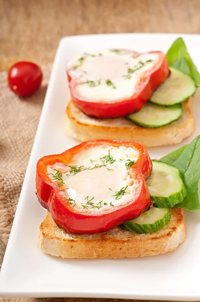 Crosteggiato in dolce pepe su pane tostato con verdi — Foto Stock