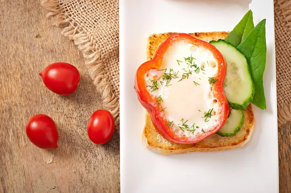 Äggröra i paprika på toast med gröna — Stockfoto