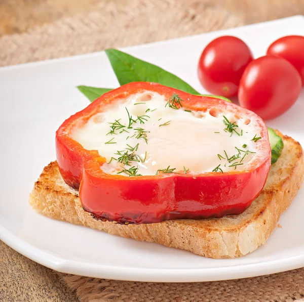 Rührei mit Paprika auf Toast mit Gemüse — Stockfoto