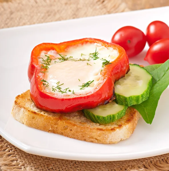 Rührei mit Paprika auf Toast mit Gemüse — Stockfoto