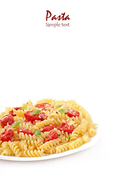 Pasta con pomodoro, basilico e formaggio grattugiato — Foto Stock