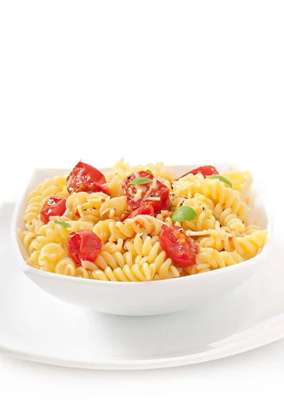 Pasta con pomodoro, basilico e formaggio grattugiato — Foto Stock