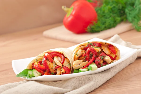 Pita recheada com frango e pimentão — Fotografia de Stock