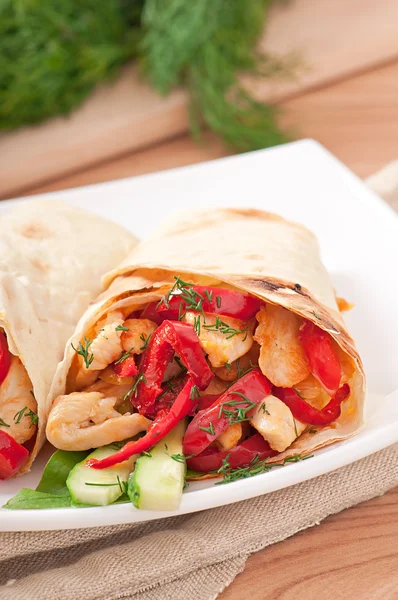 Fladenbrot gefüllt mit Hühnchen und Paprika — Stockfoto