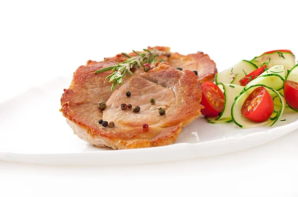 Steakfleisch mit Gemüsesalat — Stockfoto