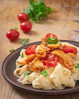 Tagliatelle makarna tavuk ve domates ile