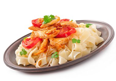 Tagliatelle makarna tavuk ve domates ile