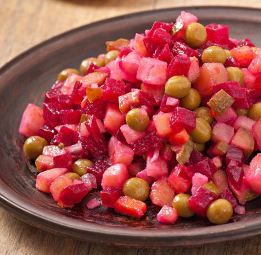 geleneksel Rus pancar salatası