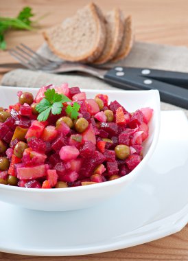 geleneksel Rus pancar salatası