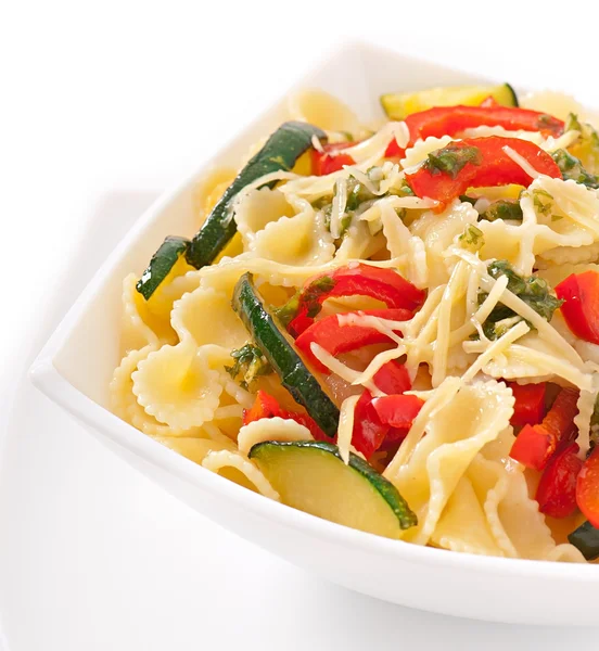 Pasta with zucchini and sweet peppers with basil-garlic dressing — Stock Photo, Image