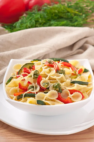 Pasta con calabacín y pimientos dulces con aderezo de albahaca y ajo — Foto de Stock