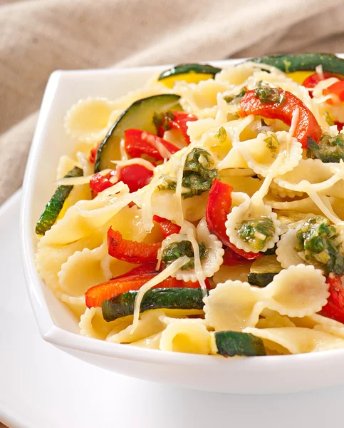 Pasta with zucchini and sweet peppers with basil-garlic dressing — Stock Photo, Image