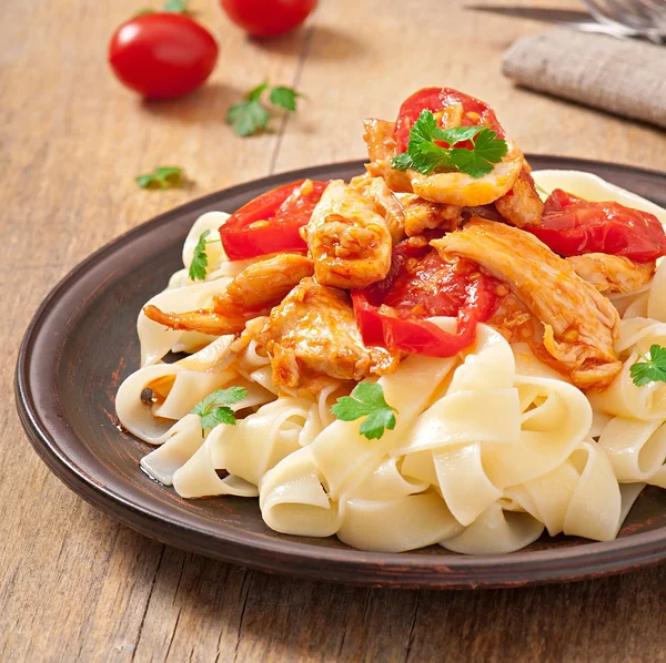 Tagliatelle pasta met tomaten en kip — Stockfoto