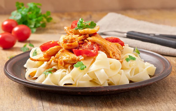 Tagliatelle pasta med tomater och kyckling — Stockfoto
