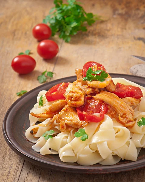 Pasta Tagliatelle con tomates y pollo —  Fotos de Stock