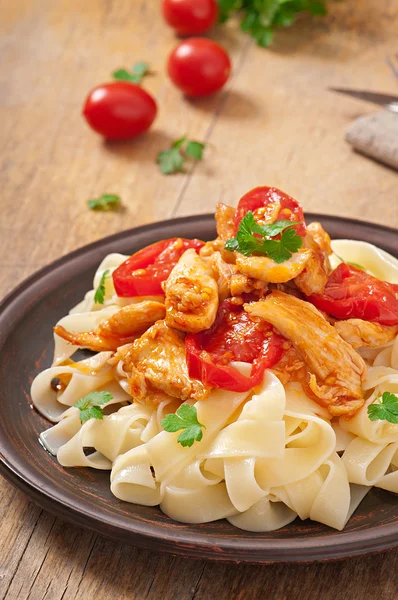 Tagliatelle pasta with tomatoes and chicken — Stock Photo, Image